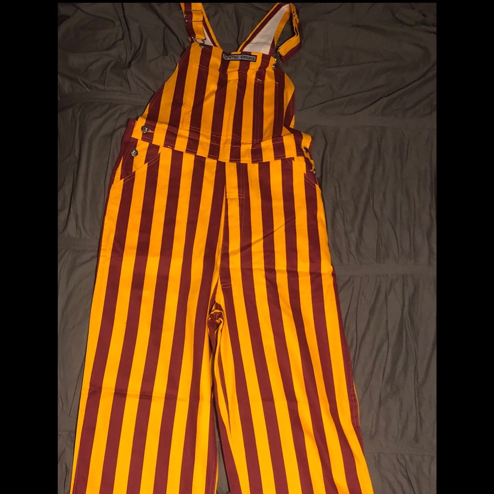 Maroon and gold bib!